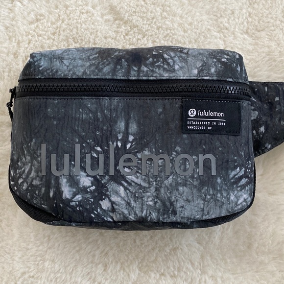 ❤️ Lululemon Clean Lines Belt Bag Lululemon Graphic Black Grey NWOT - Picture 1 of 13